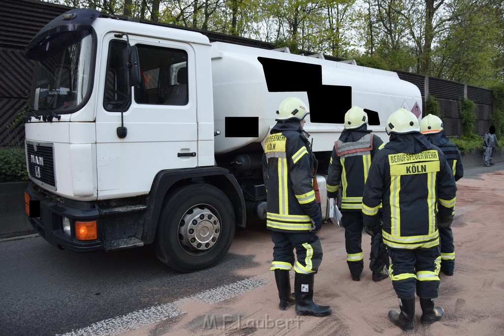 A 4 Rich Olpe vor Rodenkirchener Bruecke Heizoel LKW verliert Heizoel P26.JPG - Miklos Laubert